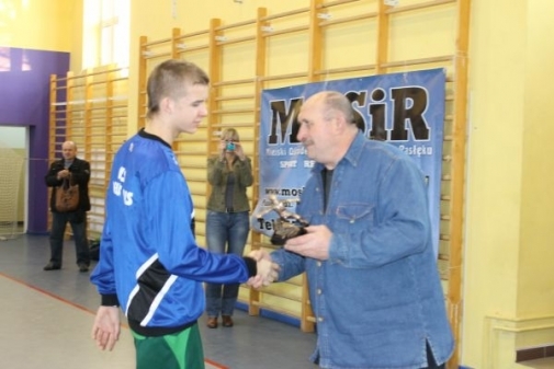 Halowy Turniej Piłki Nożnej Juniorów Młodszych o Puchar Dyrektora MOSiR w Pasłęku